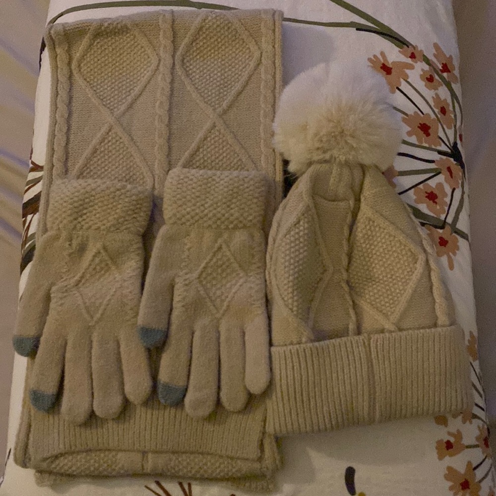 BRAND NEW WINTER SET WITH BEANIE SCARF AND GLOVES 🧤🧣